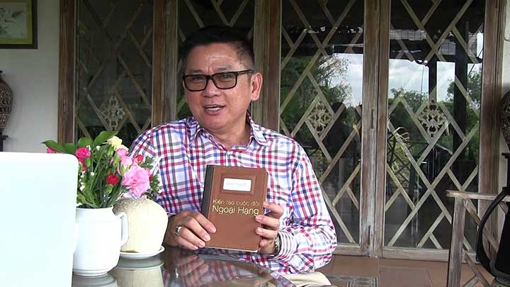 Tặng sách Người Ngoại Hạng vào dịp đặc biệt